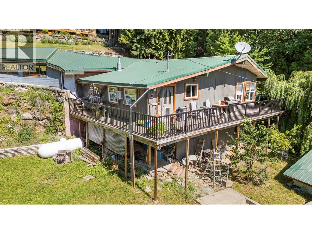 8749 Squilax-anglemont Road, St. Ives