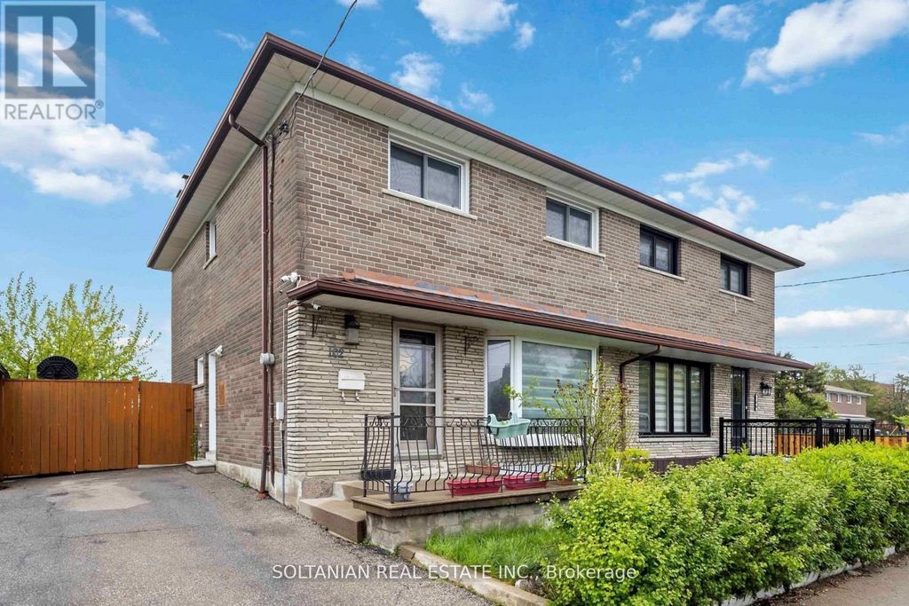 102 Elnathan Crescent, Toronto (humber Summit)