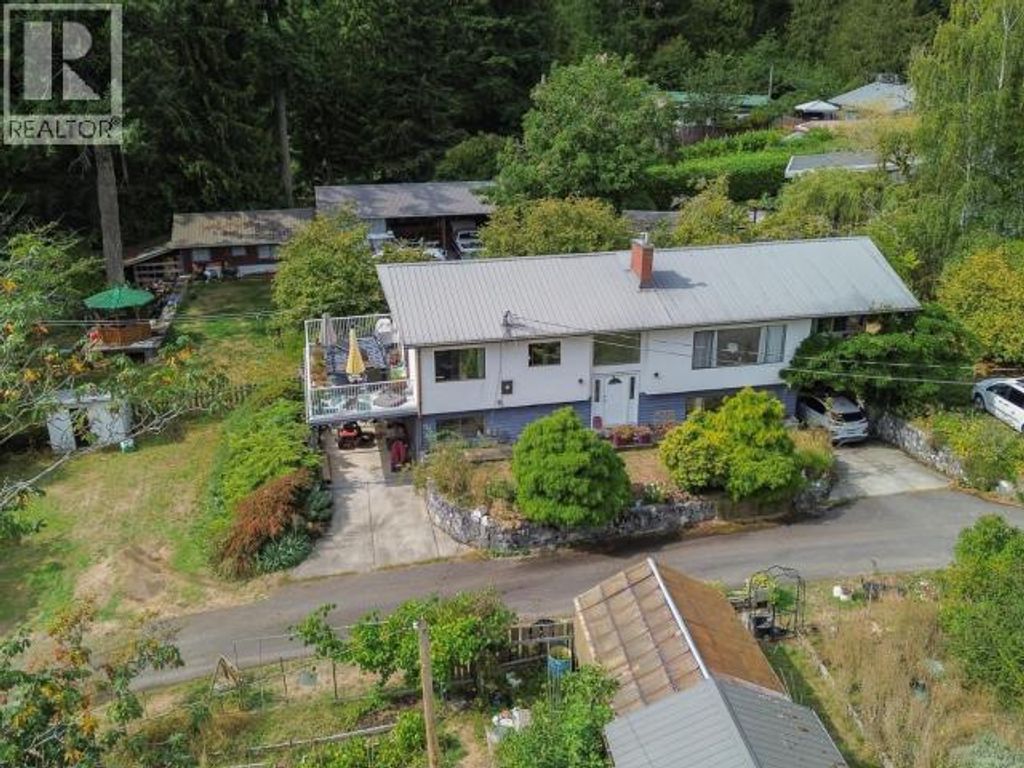 7889 Highway 101, Powell River