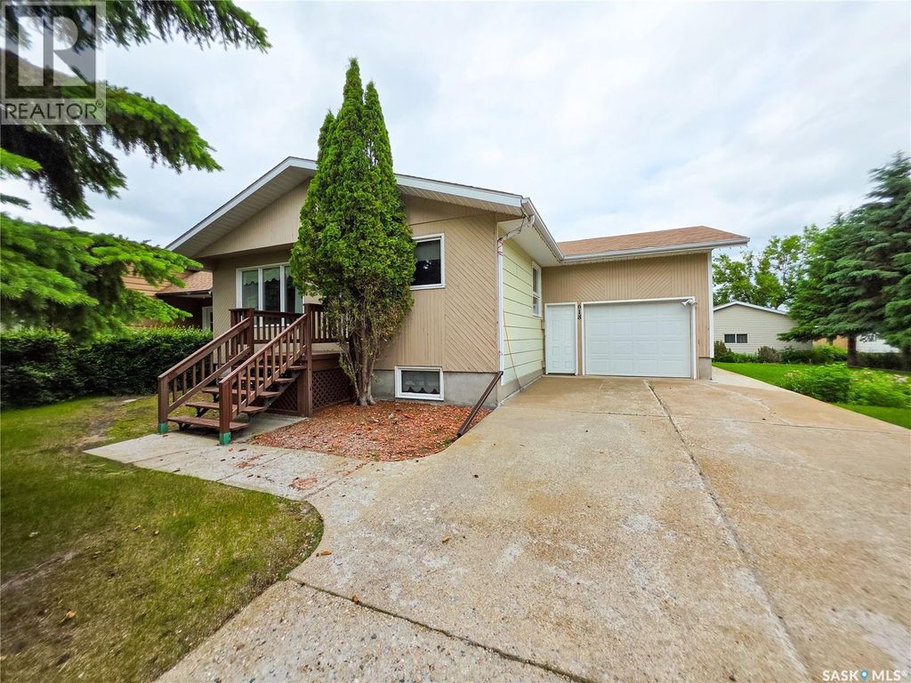 618 4th Avenue W, Melville