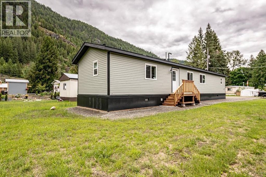 916 Airport Road Unit# 7, Salmo