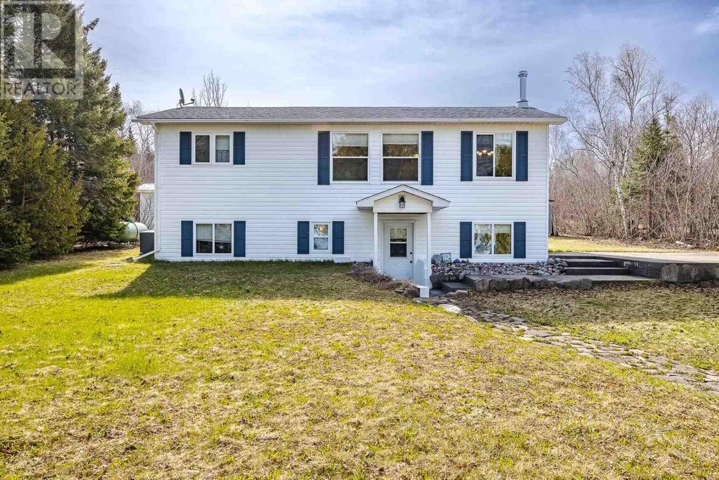 2062 Havilland Shores Dr, Goulais River