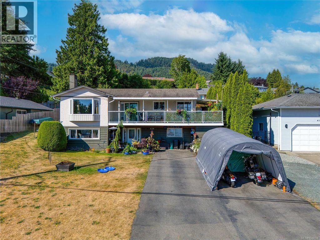 420 Strang Dr, Ladysmith