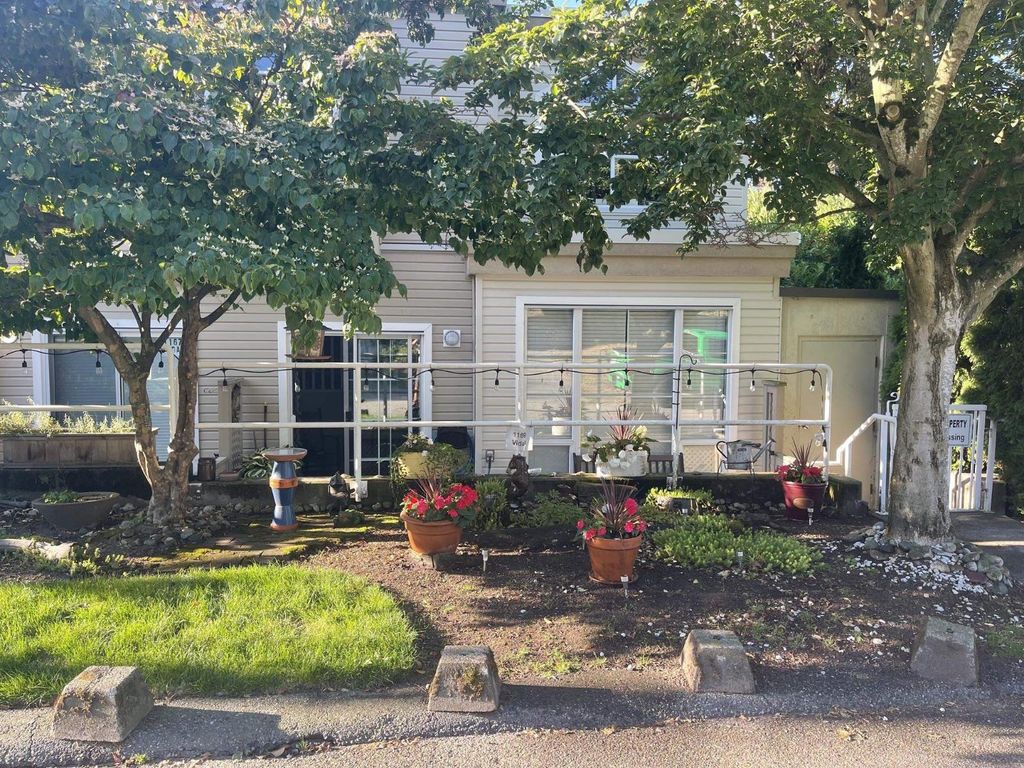 8 1169 Vidal Street, White Rock