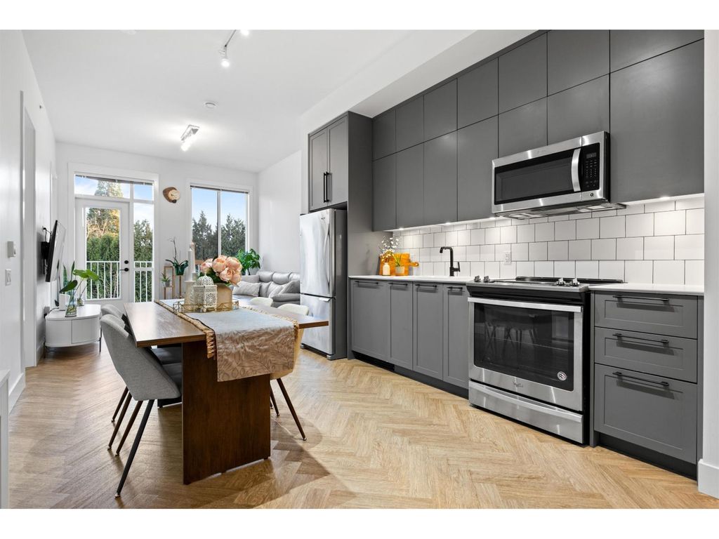 425 14968 101a Avenue, Surrey