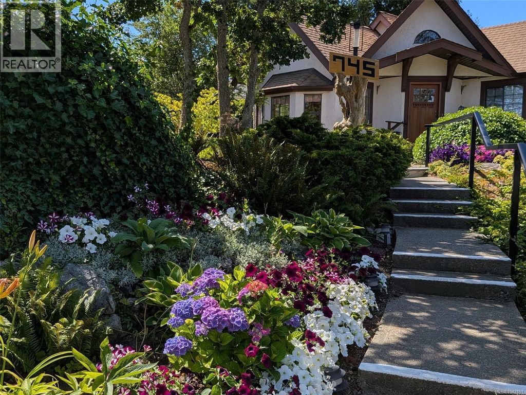 745 Middleton St, Saanich