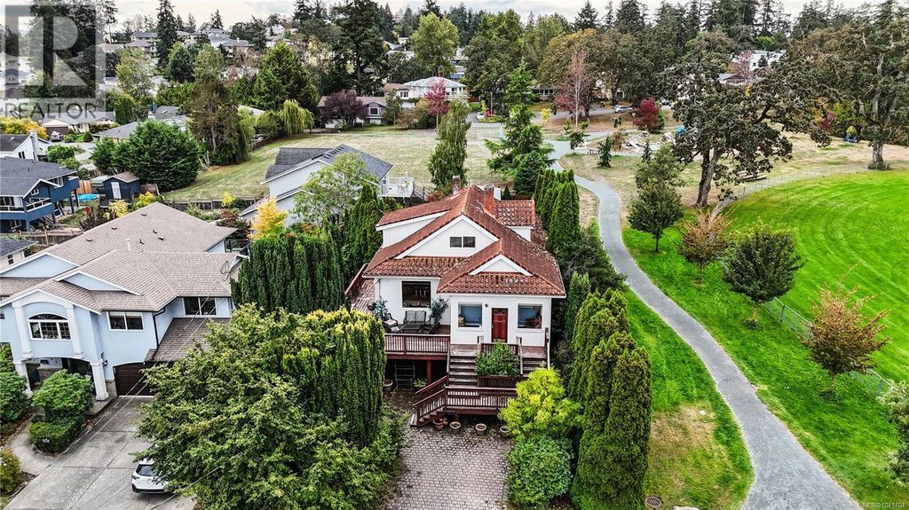 1295 Santa Rosa Ave, Saanich