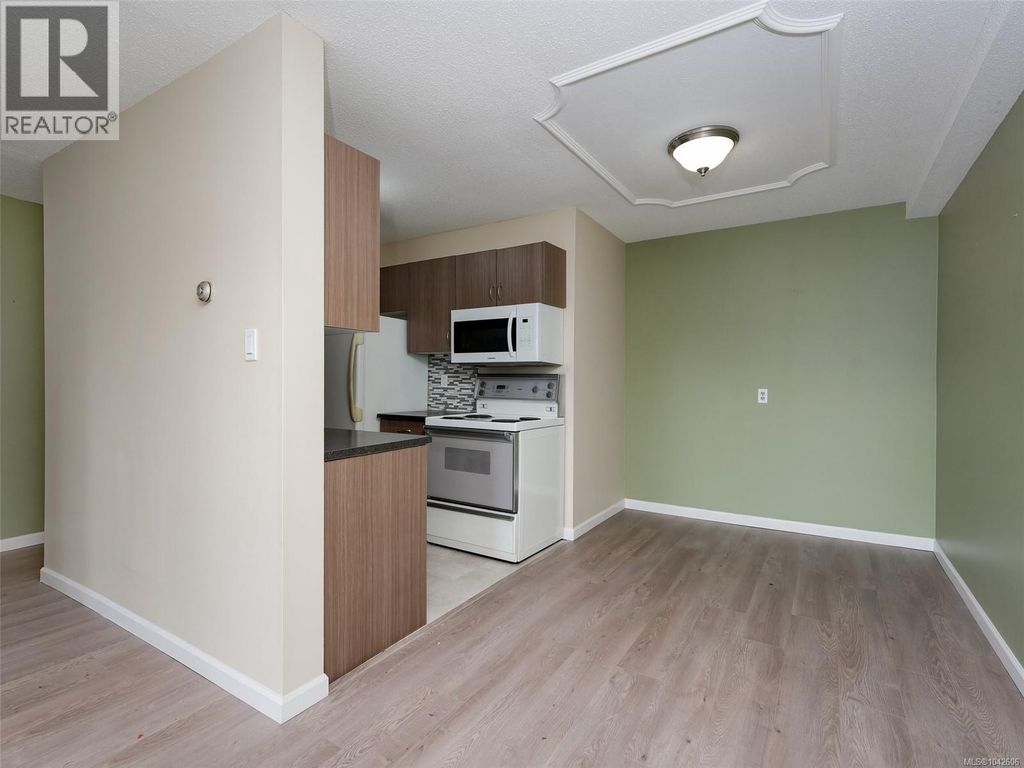 120 1680 Poplar Ave, Saanich