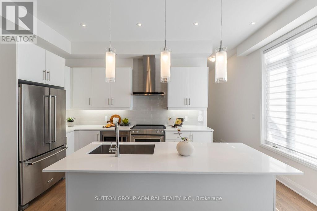 2 Lois Torrance Trail, Uxbridge