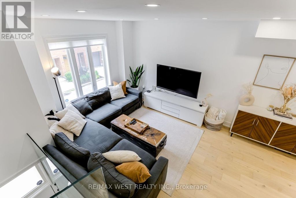 12 Grogan Mews, Toronto (dovercourt-Wallace Emerson-Junction)