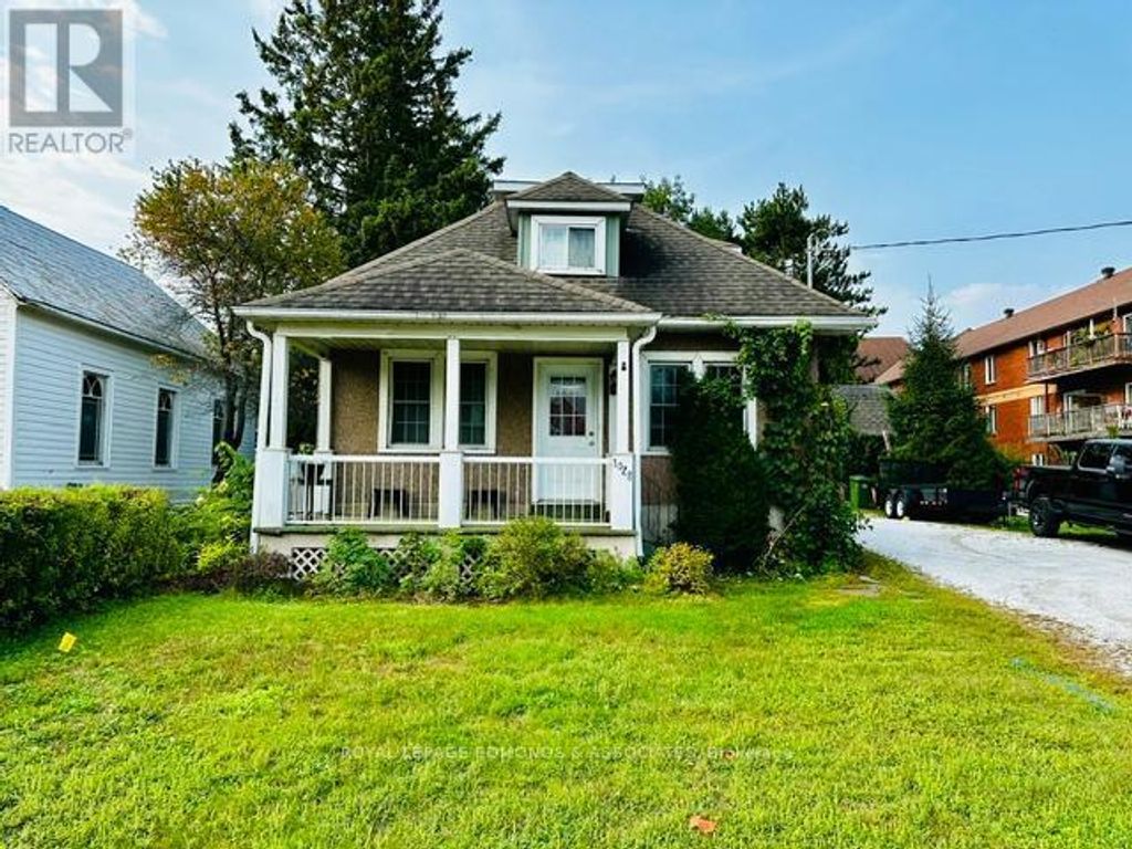 1028 Pembroke Street E, Pembroke