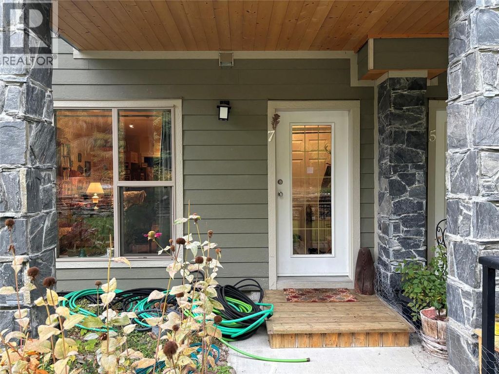 912 Slocan Street Unit# 7, Slocan