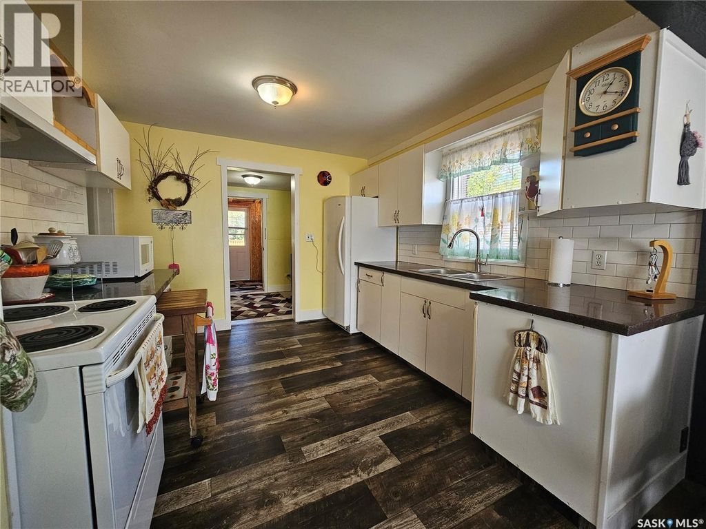 201 Main Street, Glaslyn
