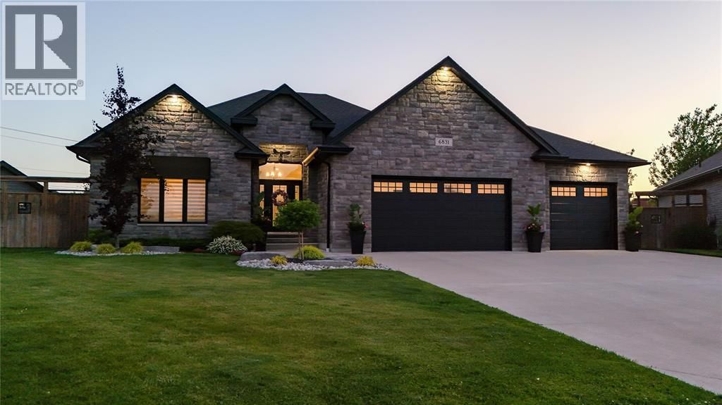 6831 Creekside Drive, Plympton-Wyoming