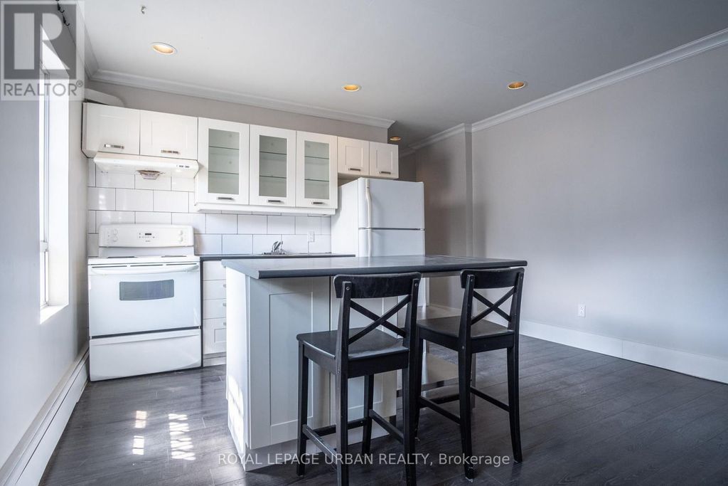 2 - 636 Danforth Avenue, Toronto (north Riverdale)