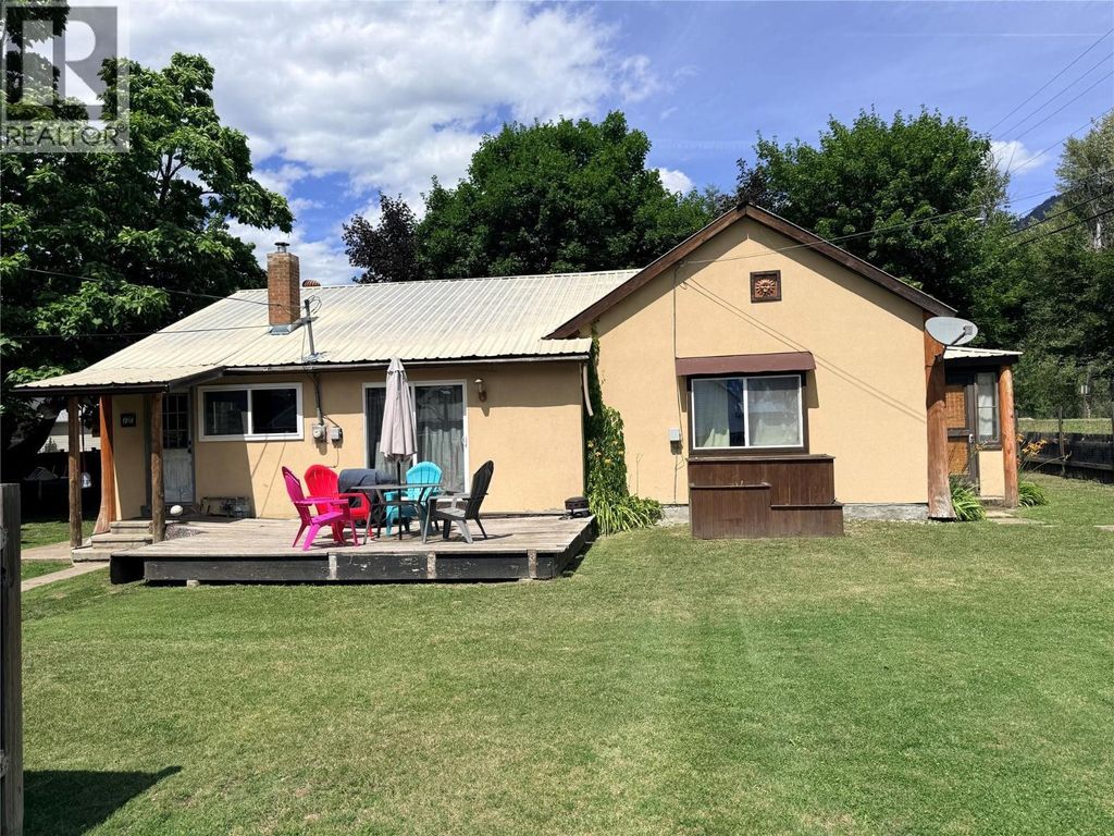 7727 Riverside Drive, Grand Forks