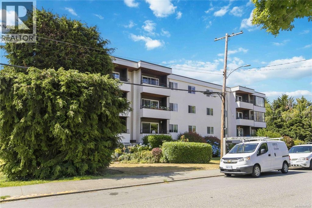 401 1571 Mortimer St, Saanich