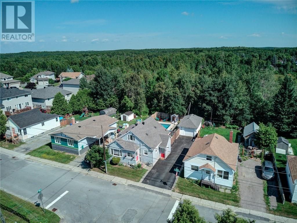 64 Desjardins, Garson