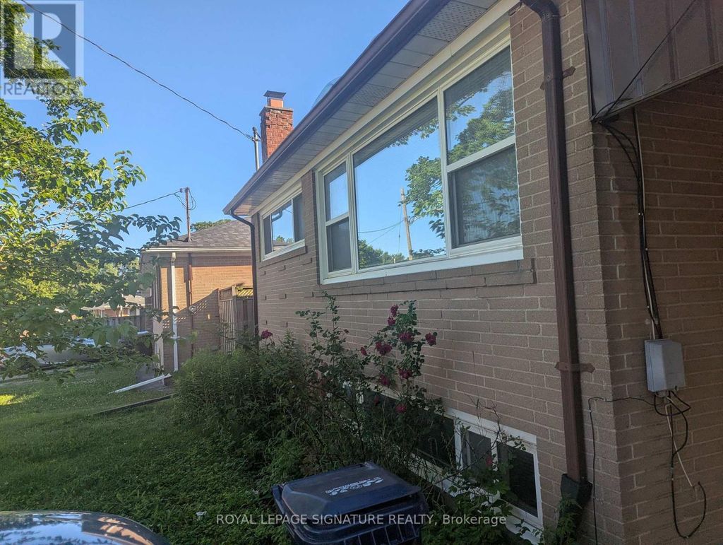 6 Heatherglen Road, Toronto (west Humber-Clairville)
