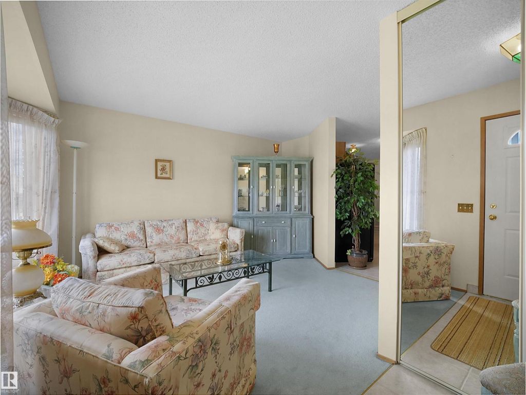 10711 24 Av Nw, Edmonton