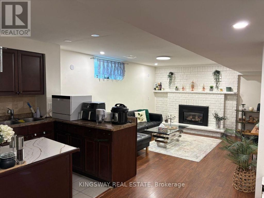 A-lower Unit - 31 Oxford Street, Richmond Hill (mill Pond)