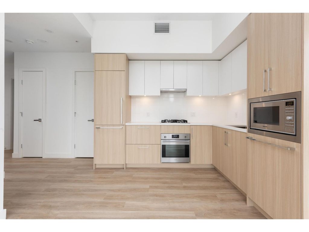 301 9675 King George Boulevard, Surrey