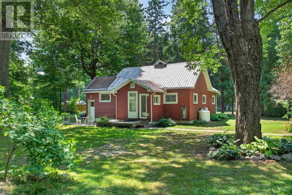 30 Rooley Ln, Goulais River