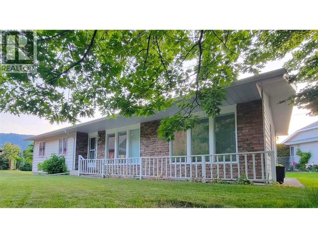 422 Dogwood Avenue, Sicamous