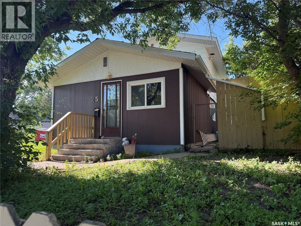 25 Home Street W, Moose Jaw