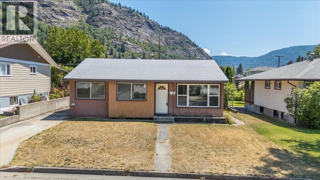 706 Hermia Crescent, Trail