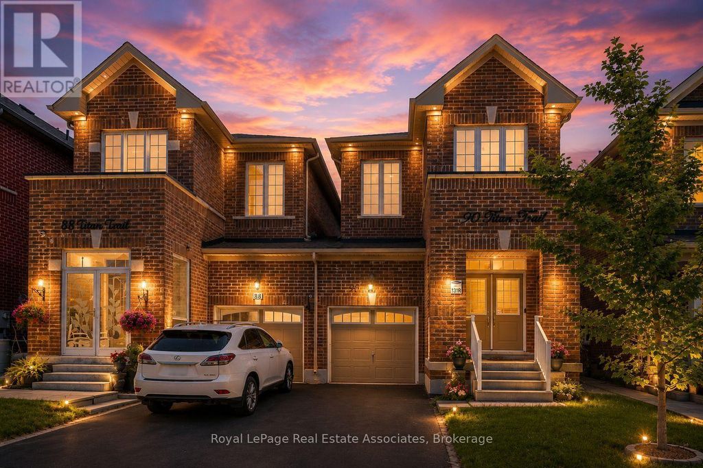 90 Titan Trail, Markham (cedarwood)