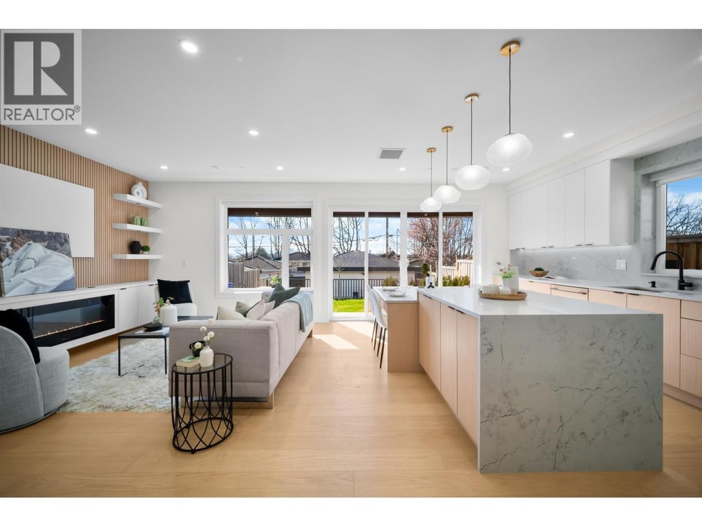 2 3576 E Pender Street, Vancouver