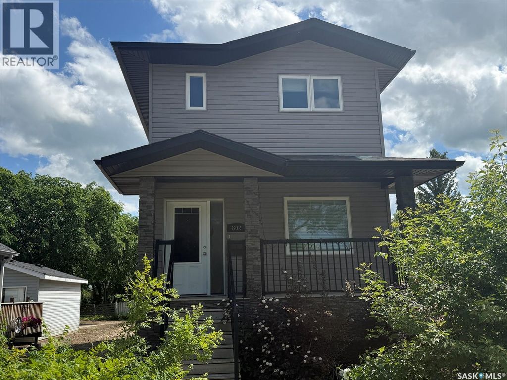 802 Park Avenue, Weyburn