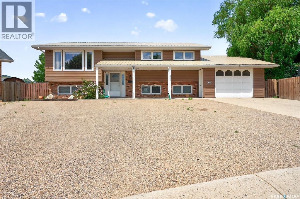 1355 Manitou Crescent, Moose Jaw