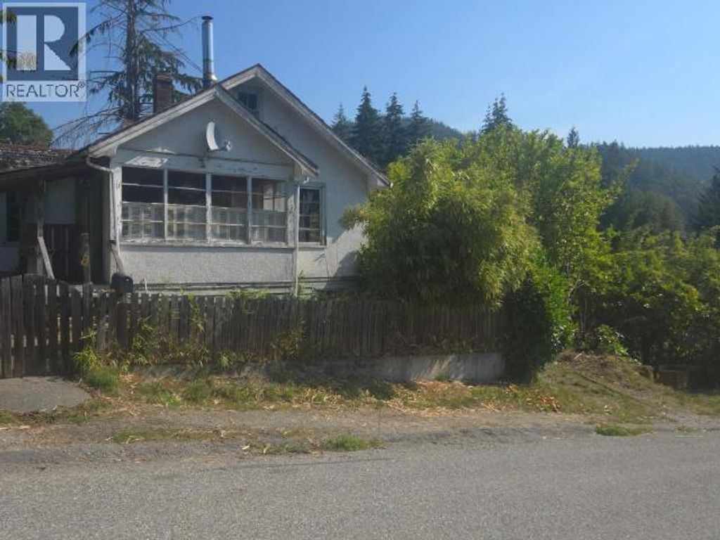6889 Drake Street, Powell River