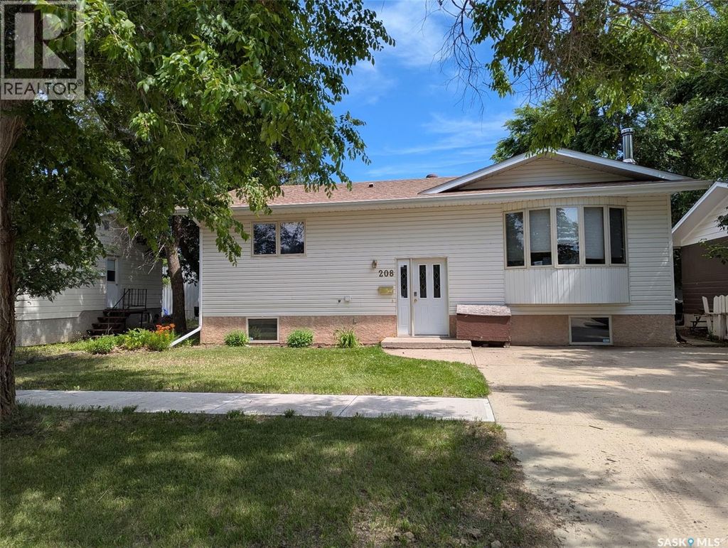 208 Herbert Street, Maple Creek