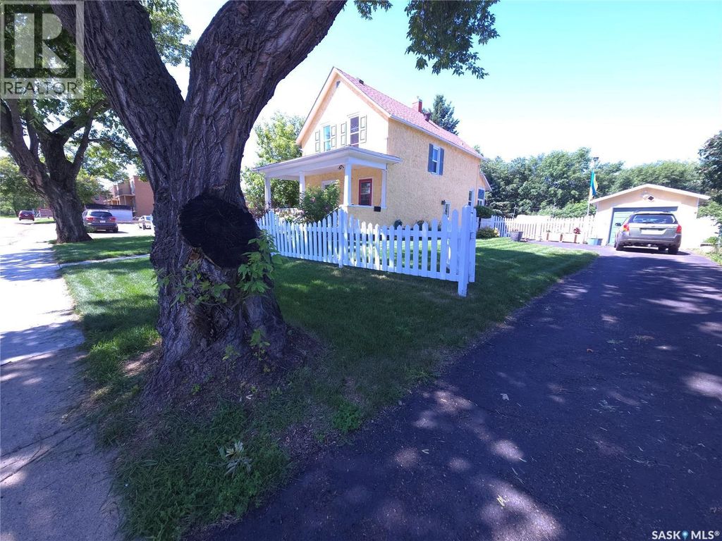 36 21st Street E, Prince Albert