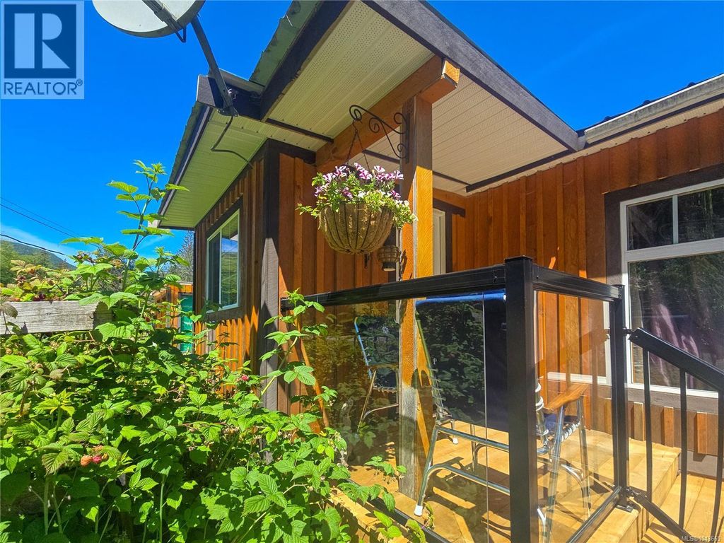 754 Sayward Rd, Sayward