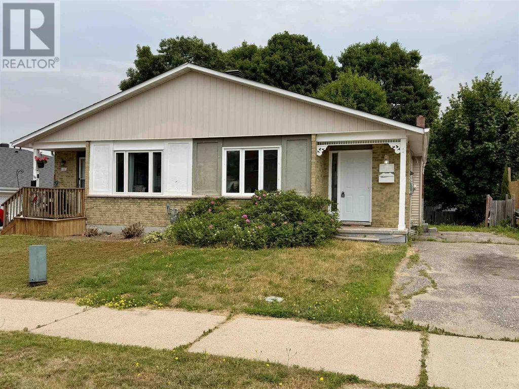 21 Laprairie Cres, Elliot Lake