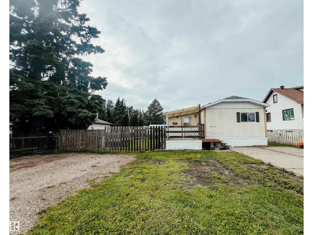 4912 52 St, Entwistle