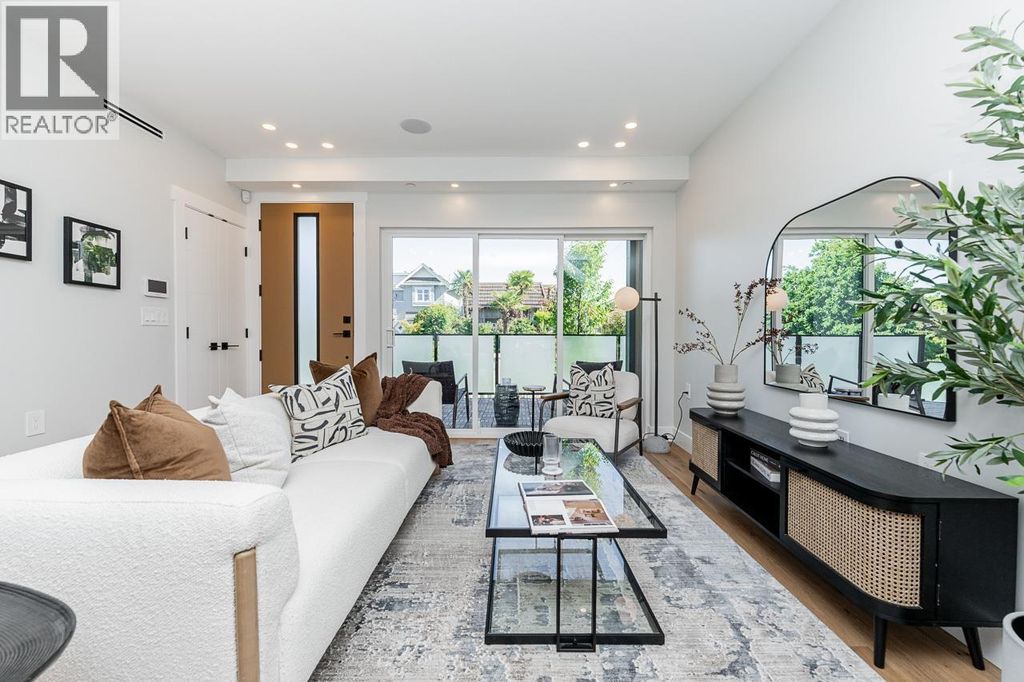 2 676 E 22nd Avenue, Vancouver