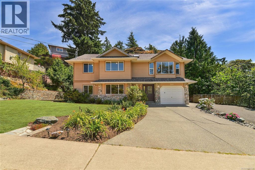 585 Hansen Ave, Langford