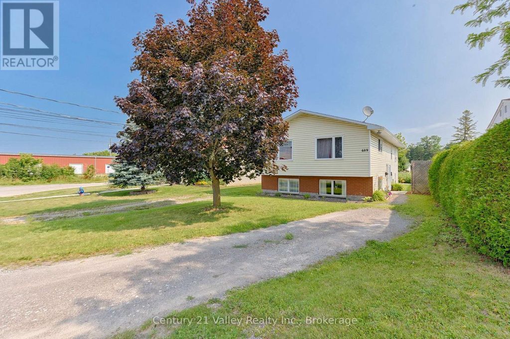 689 Fourth Street, Renfrew
