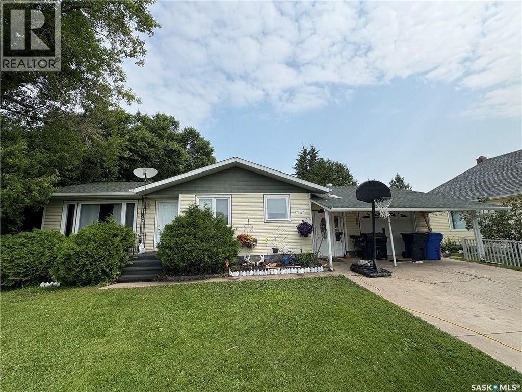 312 Bismark Avenue, Langenburg