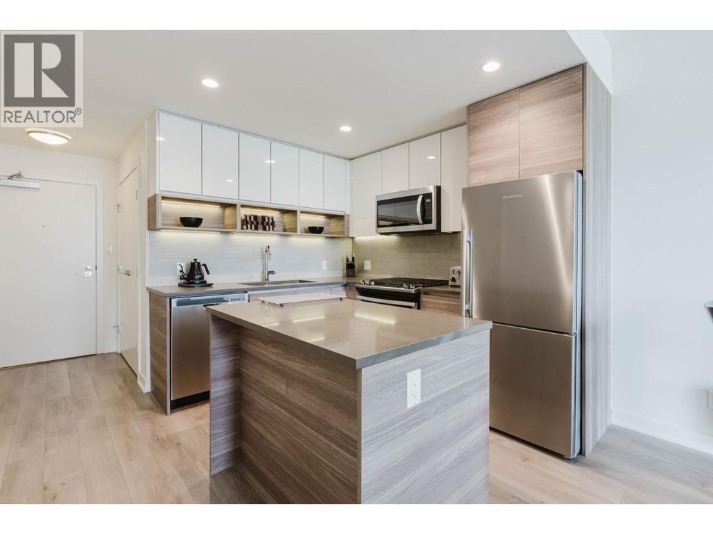 909 8850 University Crescent, Burnaby