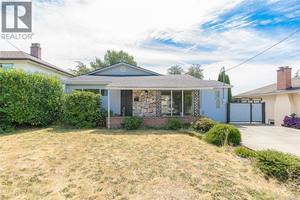 2817 Adelaide Ave, Saanich