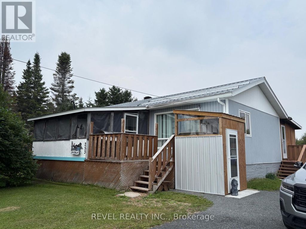 253 Highway 11 Highway S, Cochrane