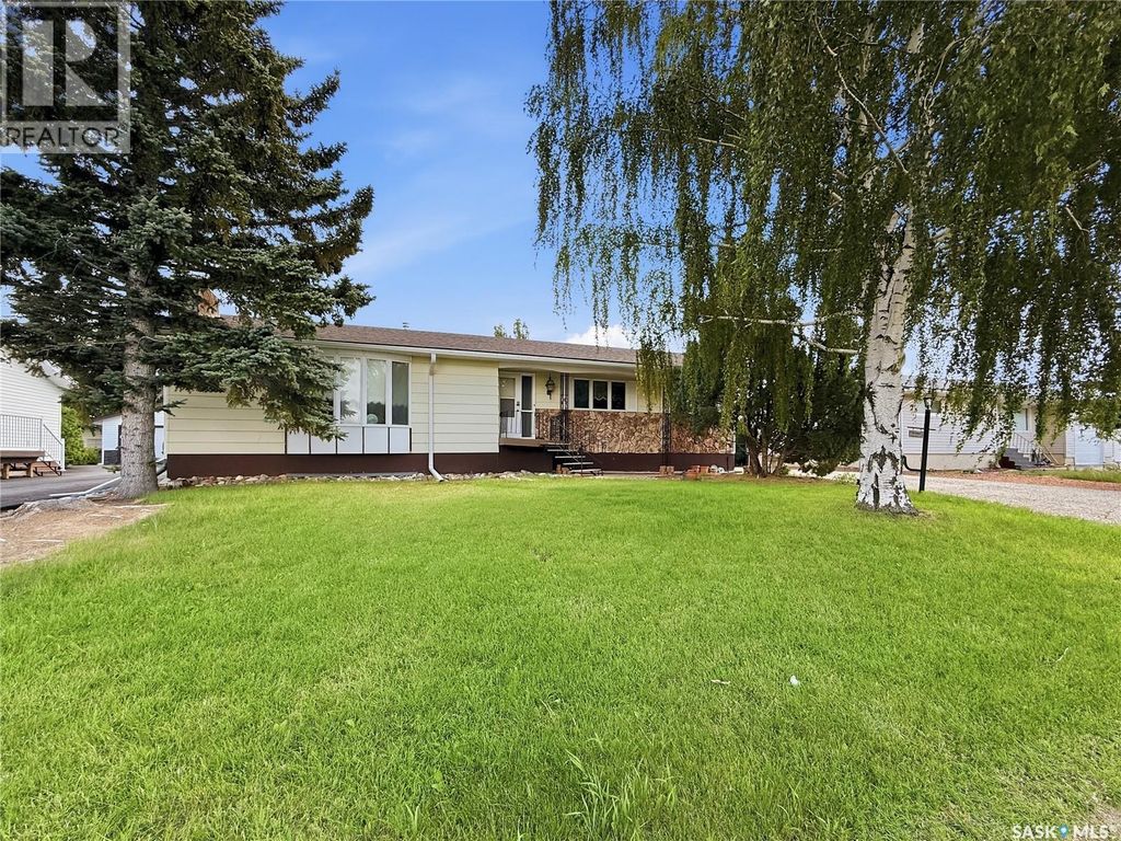 512 1st Street N, Cabri