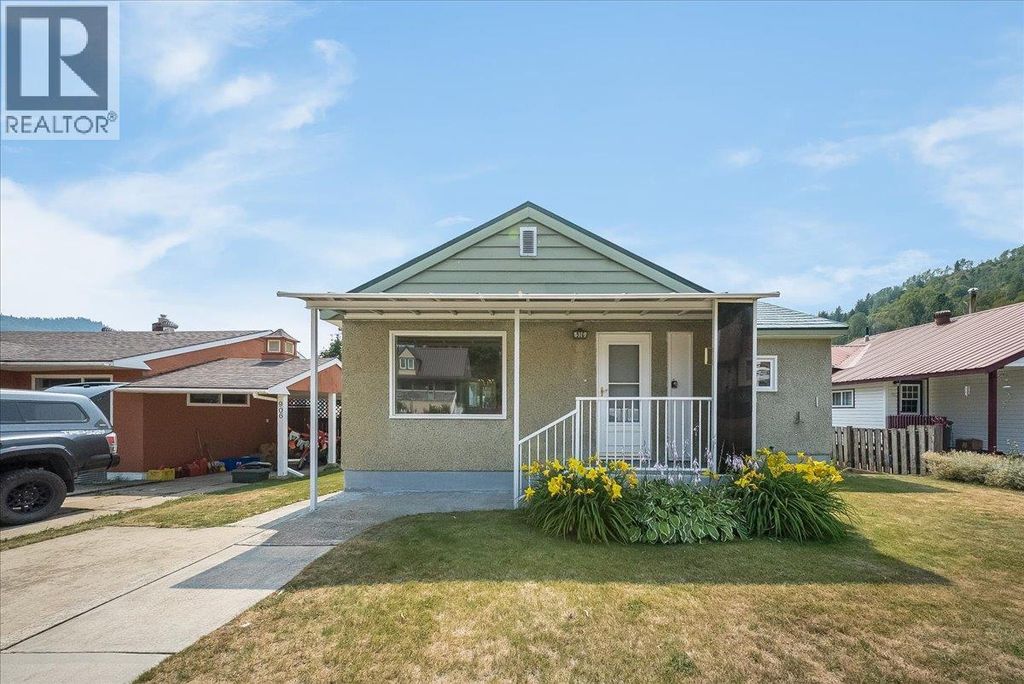 916 Thackeray Street, Warfield
