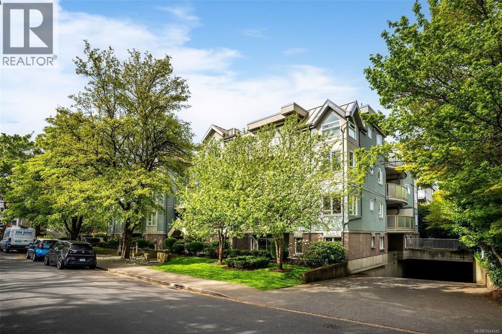 202 2710 Grosvenor Rd, Victoria
